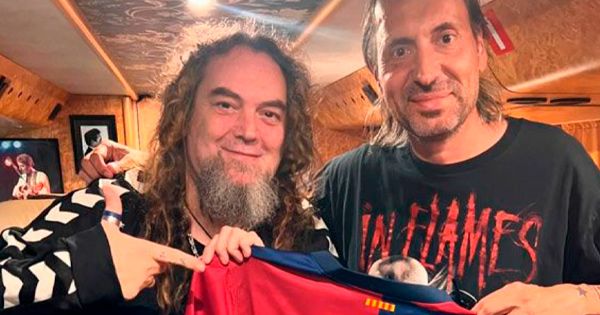 Max Cavalera Muestra La Camiseta Del Fc Barcelona Que Le Regal Su