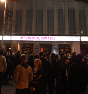 Las puertas de Hammersmith en pleno furor horas antes del show