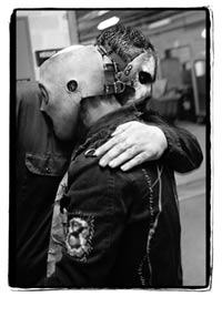 Paul Gray abrazando a Corey Taylor. Fotografía de Paul Harries que se exhibirá en la exposición
