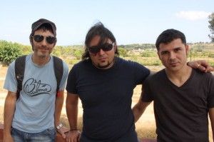 Tony, Danny y David de Suite Momo posando con la costa catalana de fondo.