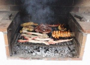 Delicias catalanas con la butifarra coronando el centro de la BBQ
