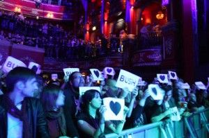 Detalle de los fans sacando carteles al comienzo del show