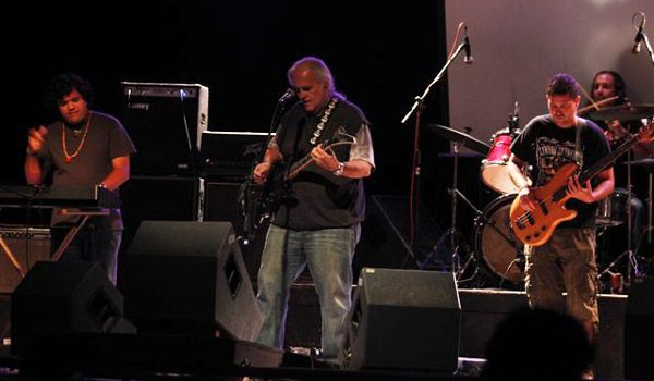 El gran referente del rock cubano Ivan Fariñas, con su banda