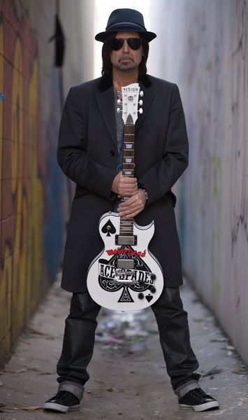 Phil Campbell (Motörhead) con su guitarra Ace Of Spades en una foto promocional (2015)