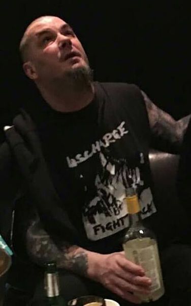 Phil Anselmo bebiendo vino blanco en el Dimebash 2016