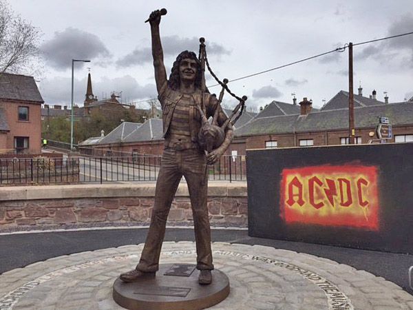 Estatua de Bon Scott AC/DC en Kirriemuir (Escocia)