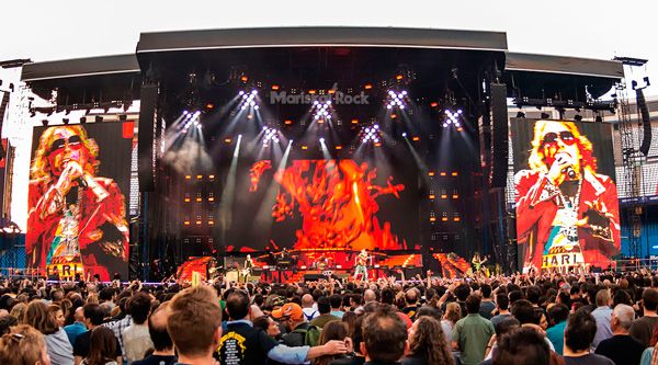Escenario de Guns N' Roses en directo en el Vicente Calderón de Madrid (2017)
