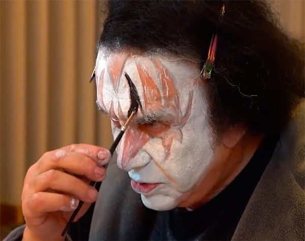  Kiss  Así se pinta la cara a sí mismo Gene Simmons antes de sus conciertos (vídeo)