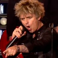 Billie Joe Armstrong (Green Day) amenaza en pleno concierto con patear el trasero a un fan que le...