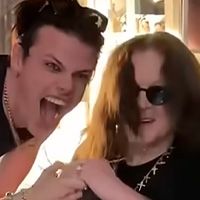 Yungblud regala a Ozzy Osbourne una cruz personalizada con un cristo en un emotivo vídeo: "Es...