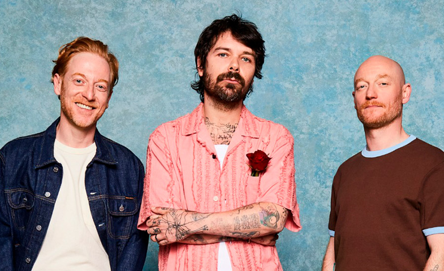 Biffy Clyro y lo “saludable” de vivir en su tierra: “Si se te sube el ego, te lo bajan rápido”