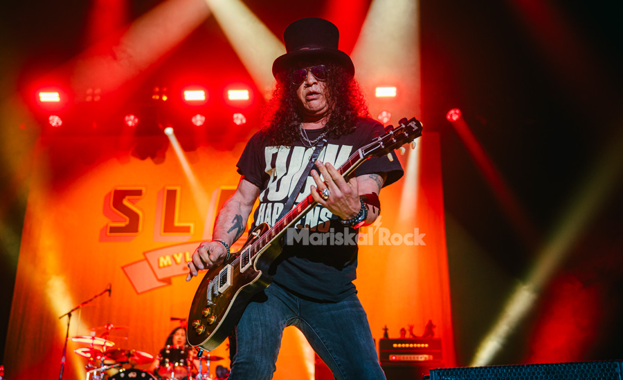 Slash junto a su inconfundible Gibson Les Paul. Foto: Jesús Figueirido
