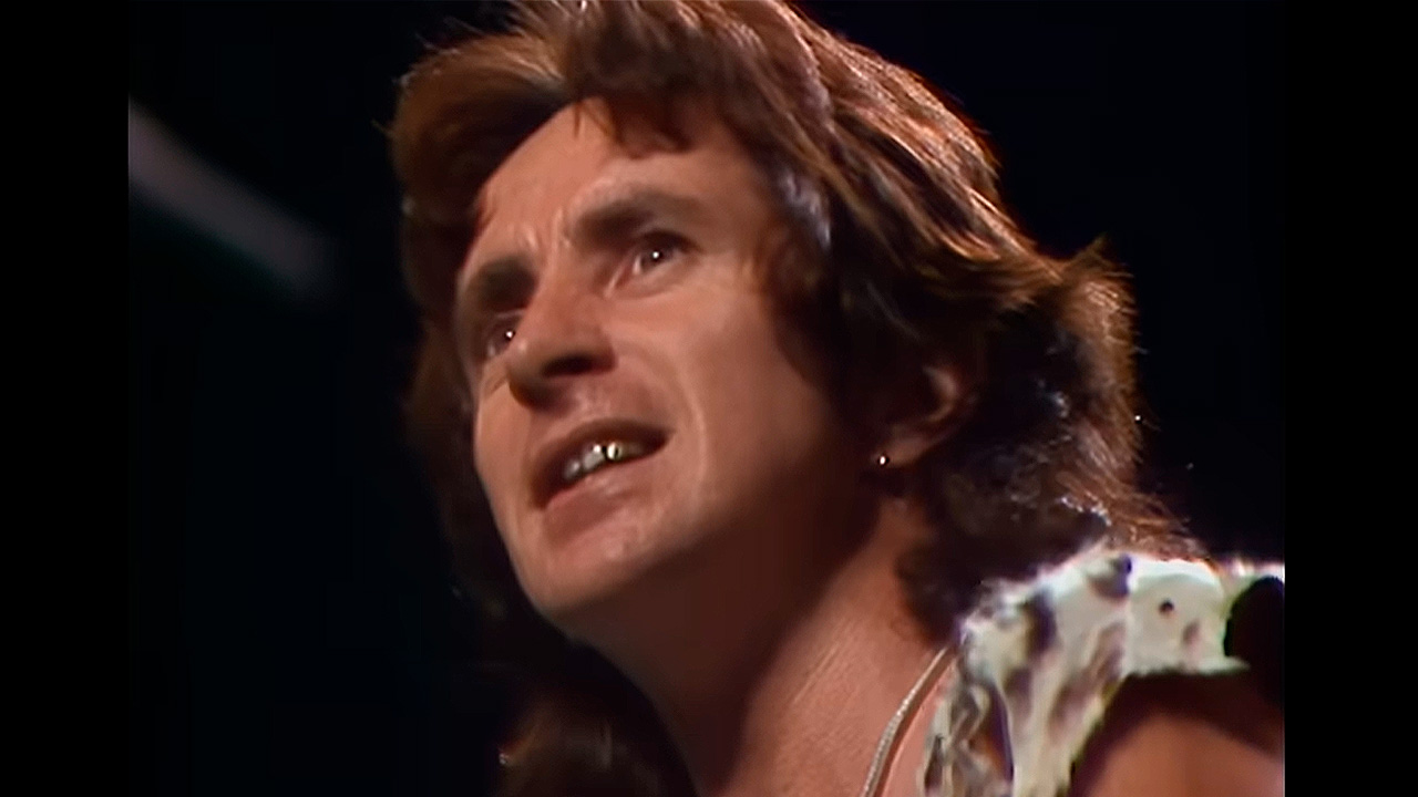 “Bon Scott (AC/DC) solía desaparecer al final del concierto para ...