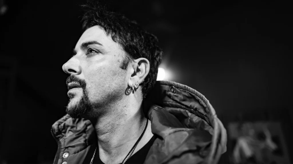 Rock alternativo, independiente, sonido alt-folk, una marcada dosis de melancolía y la influencia de sus años vividos en Inglaterra mezclada con la paz de su regreso a nuestro país, concretamente a tierras abulenses, da como resultado el sobresaliente disco ’22·22’, con el que se presenta en sociedad Silver Roy. Alfredo Villaescusa lanza sus preguntas al 
La entrada Entrevista a Silver Roy: “Mi música se mueve con libertad; The Smiths fue un grupo que me marcó mucho, llegué a ellos a través de The Cranberries” se publicó primero en MariskalRock.com.