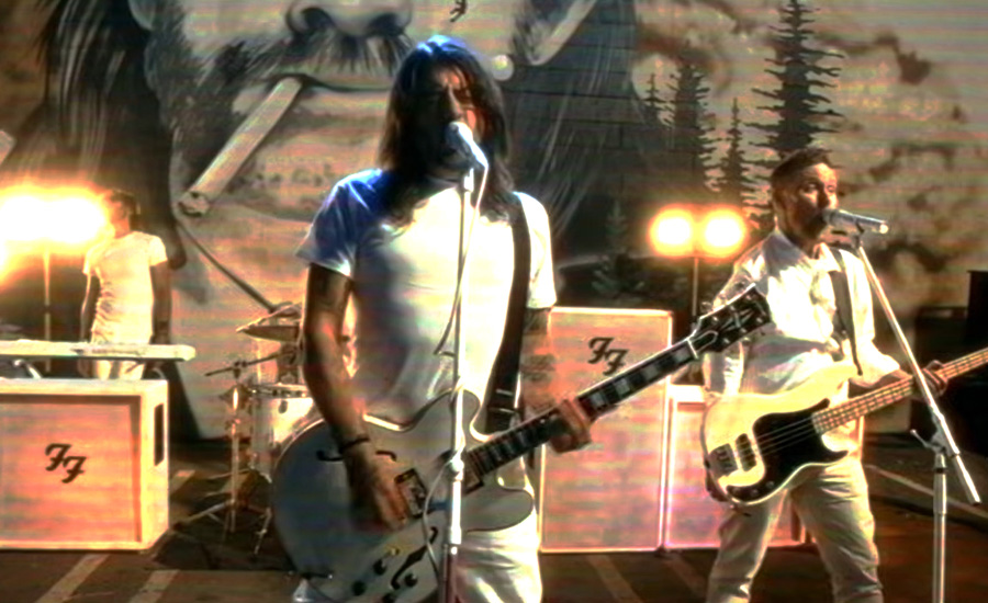 Foo Fighters tocan con un mural de fondo de Lemmy Kilmister (Motörhead) en su último vídeo “Spit...