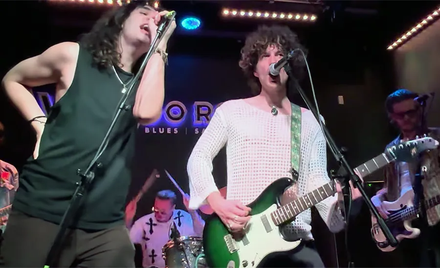Así sonaron los hijos de Paul Stanley y Gene Simmons (Kiss) en su primer concierto, defendiendo su...