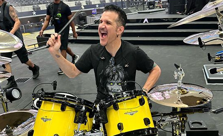 Si es que tenemos una edad. La sorpresa no es que el bueno de Charlie Benante se tenga que perder unos cuantos conciertos de su gira europea por unos problemas físicos, sino que esta realidad no sea más frecuente si consideramos no solo su edad (¡63 años!), sino la energía que sigue metiéndole a la 
La entrada Charlie Benante se perderá un buen puñado de conciertos de Anthrax a causa de una lesión se publicó primero en MariskalRock.com.