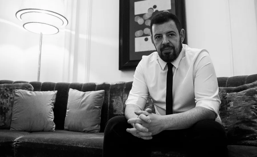 Contar una historia a través del rock instrumental es el objetivo del proyecto liderado por el virtuoso Álex Bernal, guitarrista del que, poco a poco, fuimos adentrándonos en su EP ‘Anything Goes’, en el que se mostraban relatos contados sin palabras tan interesantes como “Dash”, tema del que ahora nos presenta su videoclip. Un sencillo 
La entrada Álex Bernal estrena el vídeo de “Dash”, extraído del EP “Anything Goes”, dentro de su proyecto de rock instrumental cinematográfico se publicó primero en MariskalRock.com.