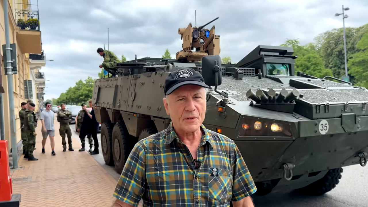 Bruce Dickinson (Iron Maiden) tells how it was to walk in a tank through the Swedish Rock Festival: 
